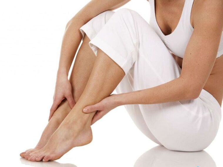 objawy żylaków na nogach